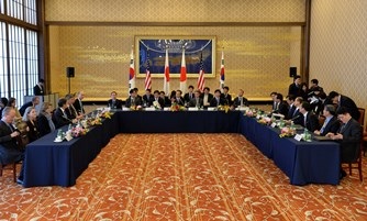 נציגי יפן, דרום קוריאה וארצות הברית (הסגנים של שרי החוץ)