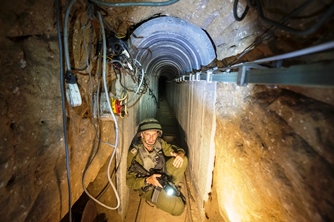 קצין צהייל מתדרך עיתונאים במנהרה