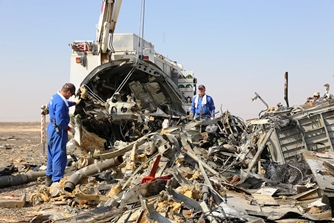 חוקרים רוסיים בודקים את שברי המטוס A321 שהתרסק בוואדי אל -ולומט, בסיני, 2 בנובמבר 2015