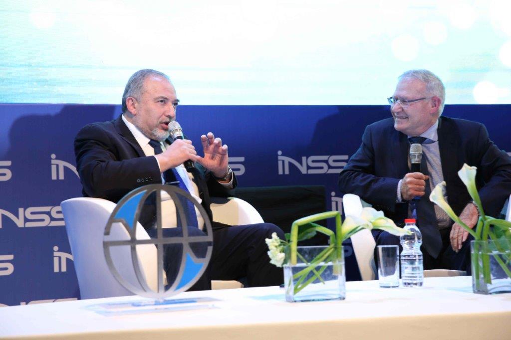 ראש המכון, עמוס ידלין משוחח עם שר הביטחון, אביגדור ליברמן.