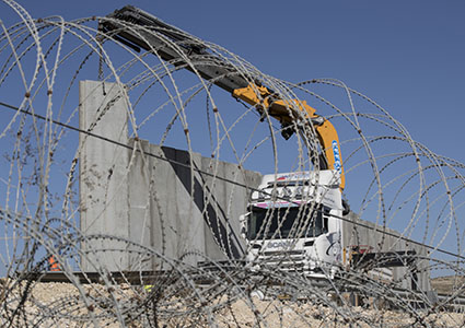 בונים את גדר ההפרדה על גבולו של קיבוץ כרמים, מדרום לחברון, 7 בפברואר 2017.