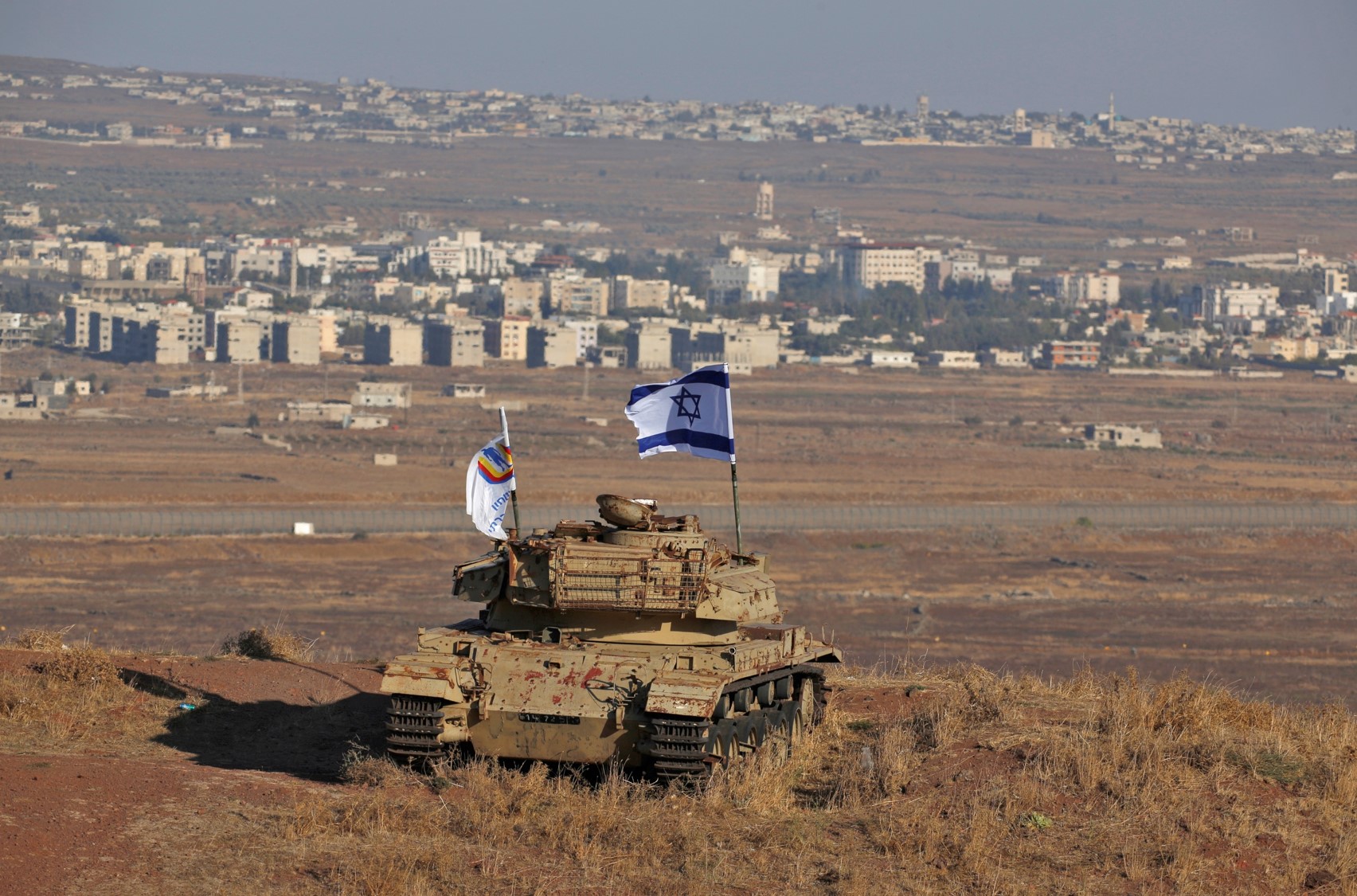 טנק ישראלי שיצא משימוש משקיף על קוניטרה החדשה. רמת הגולן, 18 באוקטובר 2017