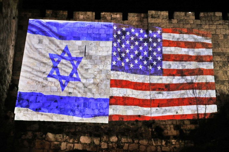 דגלי ארצות הברית וישראל מוקרנים על חומות העיר העתיקה בירושלים לרגל נאום טראמפ, 6 בדצמבר 2017