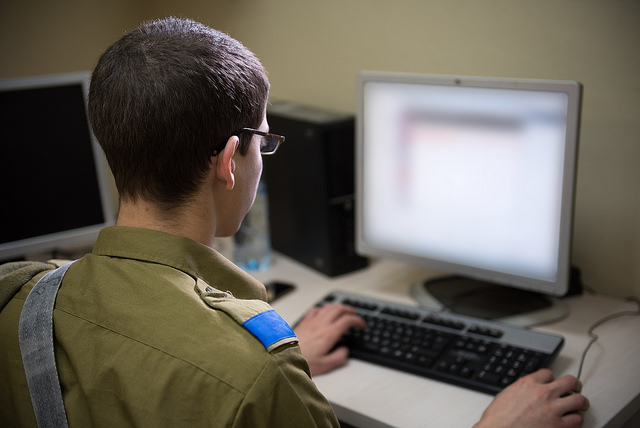 צוער במערך הגנת הסייבר במהלך תרגיל, 14 במרץ 2017