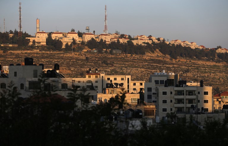 העיר הפלסטינית אל-בירה וברקע היישוב הישראלי פסגות, סמוך לרמאללה. 15 באפריל, 2017.