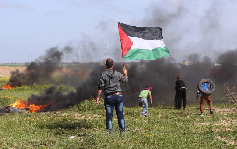 מפגינים פלסטינים ליד גדר הגבול באזור ח'אן יונס. 9 במרץ 2018