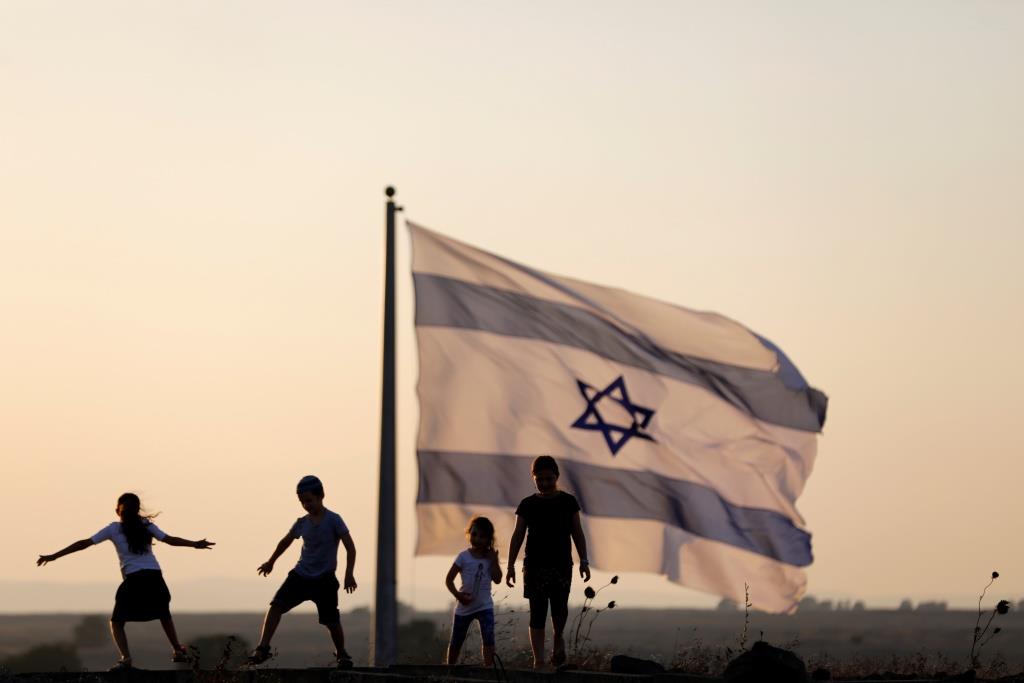 ילדים ישראלים משחקים ליד דגל המדינה. רמת הגולן, 23 ביולי 2018.