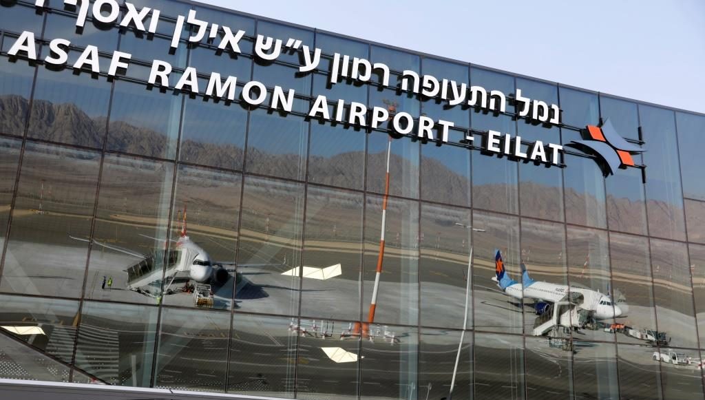 השתקפות מטוסים על פני חזית שדה התעופה הבינלאומי רמון. 21 בינואר 2019.