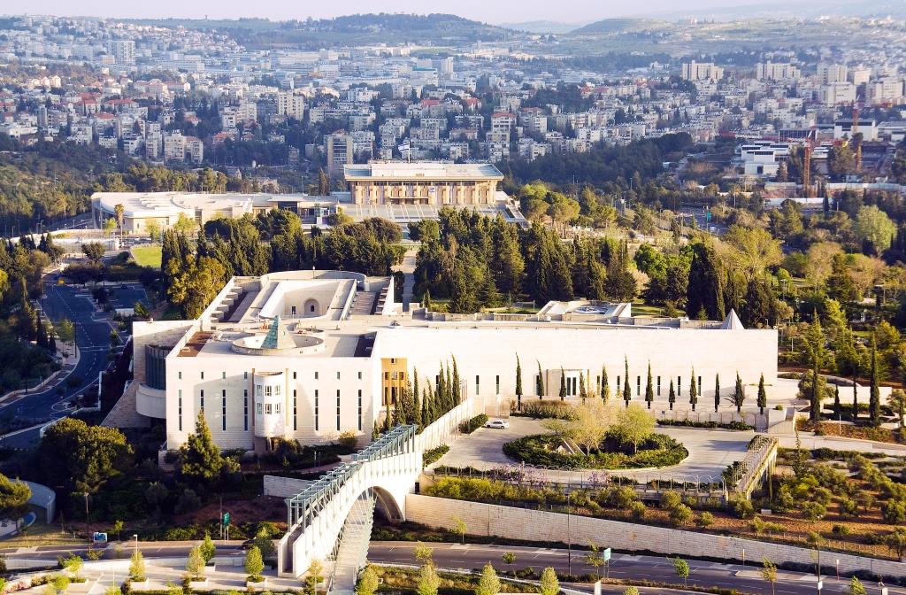 בית המשפט העליון על רקע הכנסת, בירושלים.
