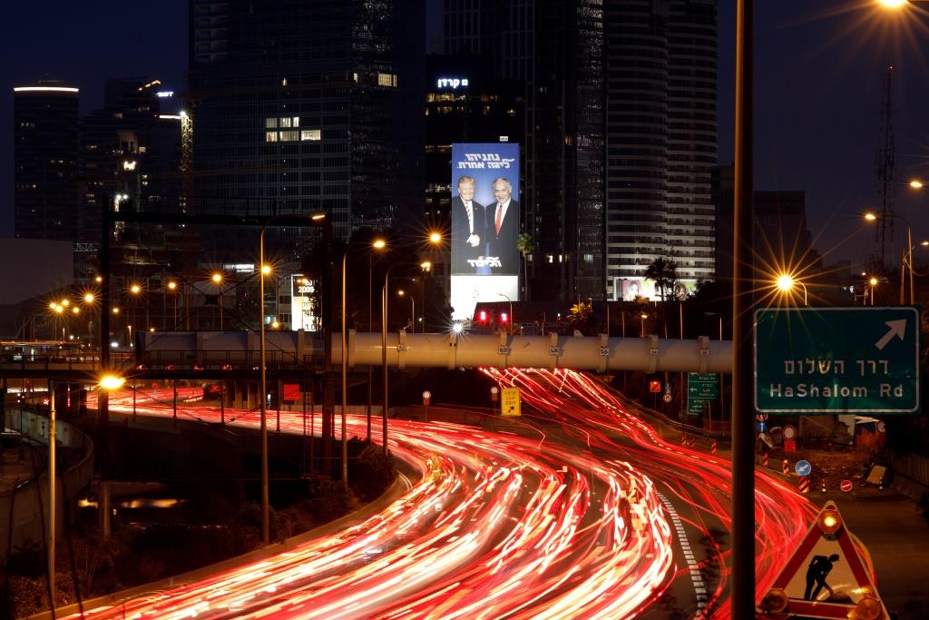 שלט חוצות בו נראים ראש הממשלה נתניהו והנשיא טראמפ מטעם קמפיין הבחירות של הליכוד מוצג בנתיבי איילון. תל אביב, 5 בפברואר 2019.