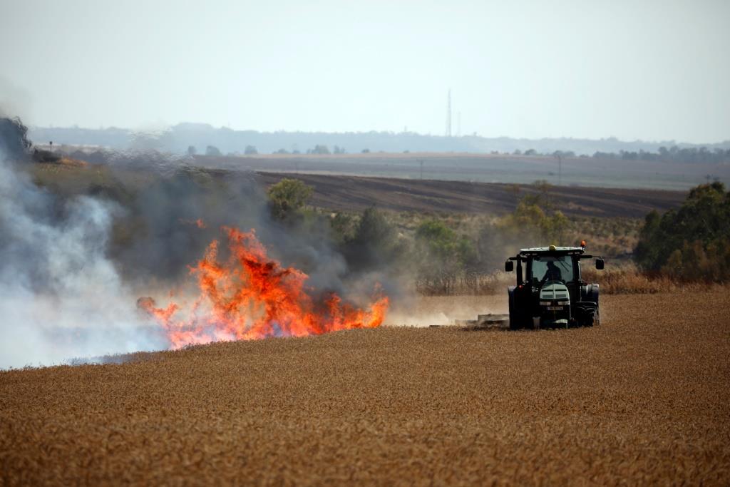 טרקטור בשדה ישראלי שהוצת. עוטף עזה, 15 במאי 2019