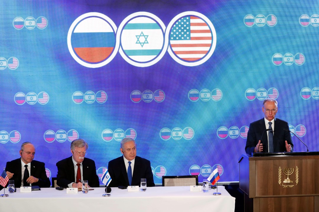 היועץ לביטחון לאומי של רוסיה ניקולאי פטרושב נואם ולצדו ראש הממשלה בנימין נתניהו, היועץ לביטחון לאומי האמריקאי ג'ון בולטון והיועץ לביטחון לאומי של ישראל מאיר בן-שבת. ירושלים, 25 ביוני 2019.