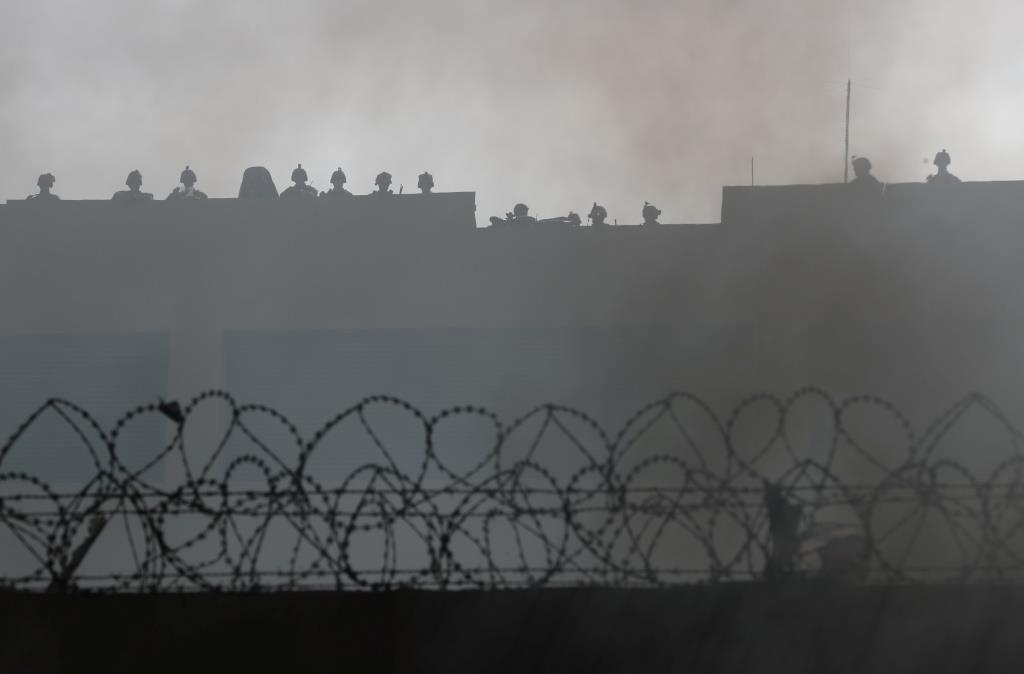אנשי ביטחון אמריקאים עומדים על גג בניין שגרירות ארצות הברית בעת תקיפת השגרירות על ידי מפגינים מקומיים. בגדאד, 1 בינואר 2020
