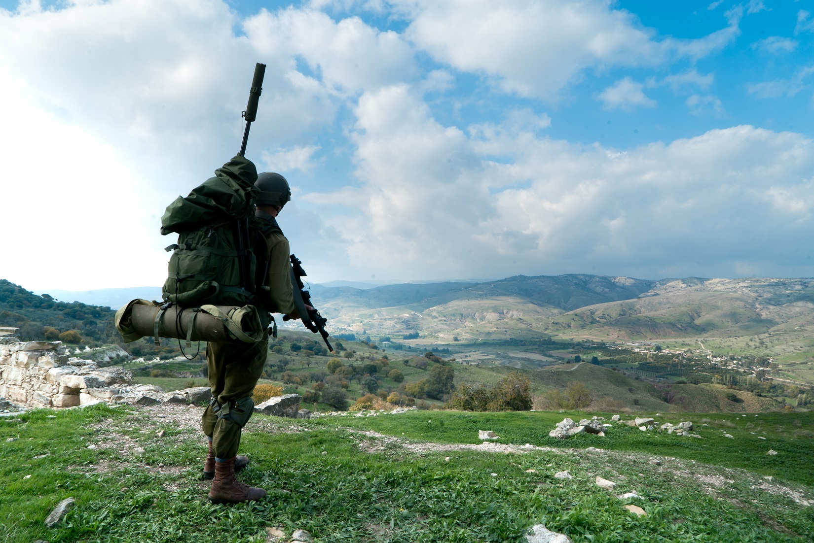 חייל מכוח היבשה במהלך אימון המדמה מלחמה בצפון בקפריסין |