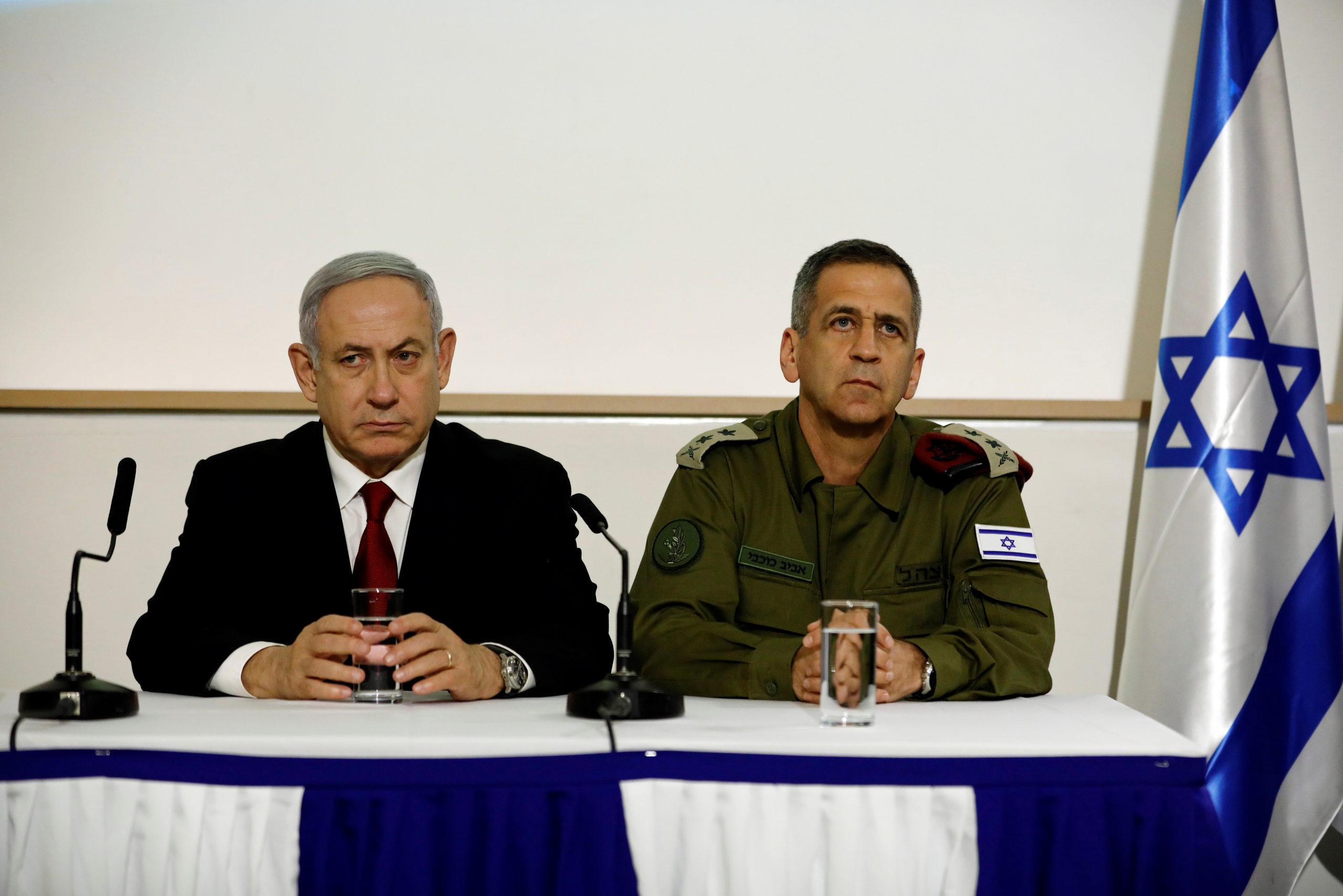 נתניהו הציג רשימת הצטיידות עיקרית שכמעט כולה רכיבי ''סטנד אוף''. ראש הממשלה לשעבר והרמטכ''ל כוכבי |