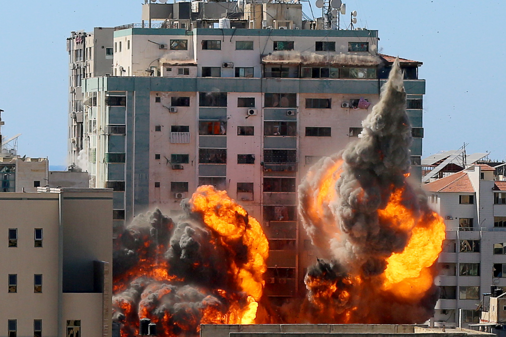 במערכות האחרונות ניכר ההיסוס של הדרג המדיני והצבאי כאחד לעשות שימוש בתמרון יבשתי. תקיפה אווירית ב''שומר החומות'' |