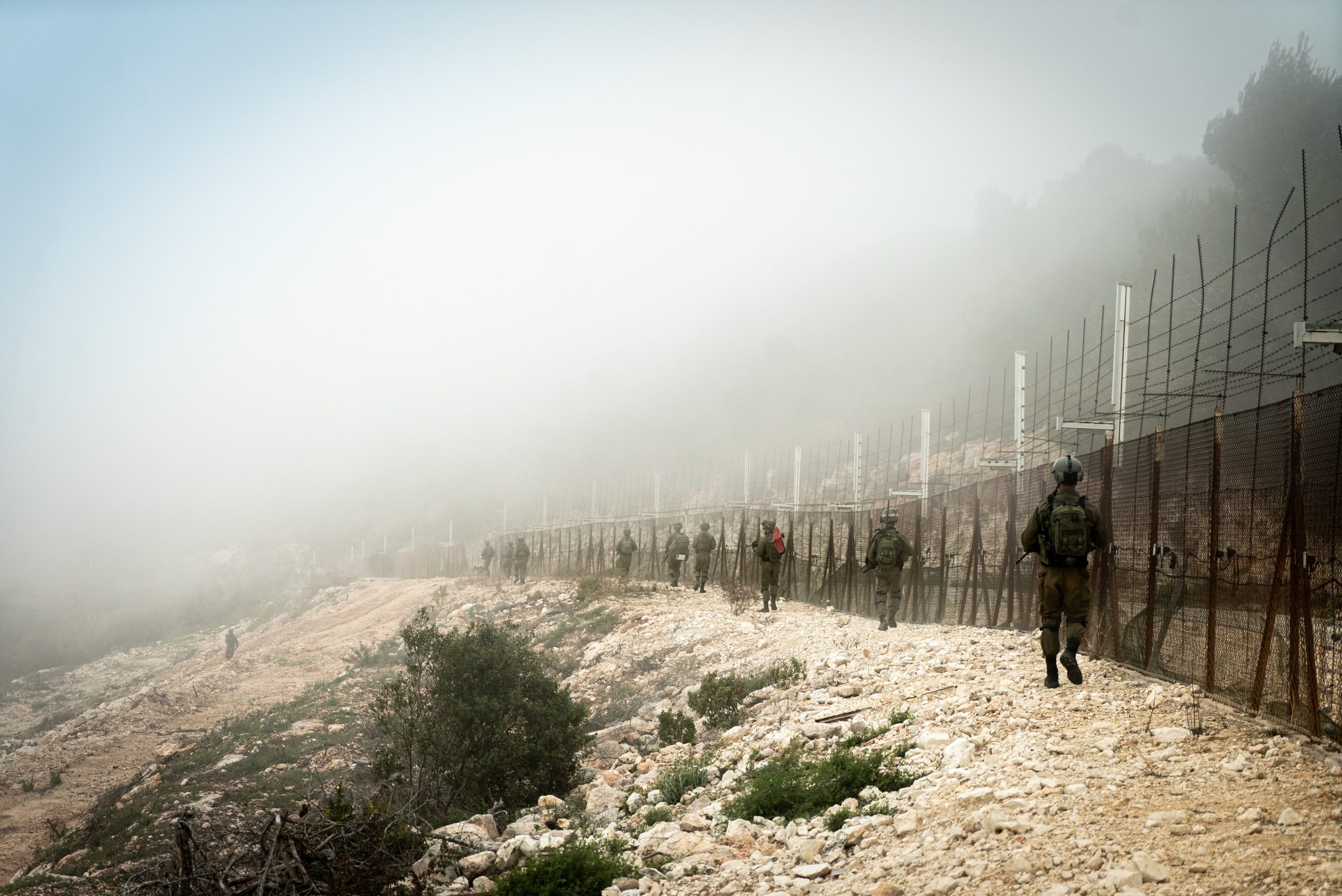 תמרון יבשתי מלווה בשאלה איך מסיימים את המהלך. חיילי צה''ל בסיור לאורך הקו הכחול |