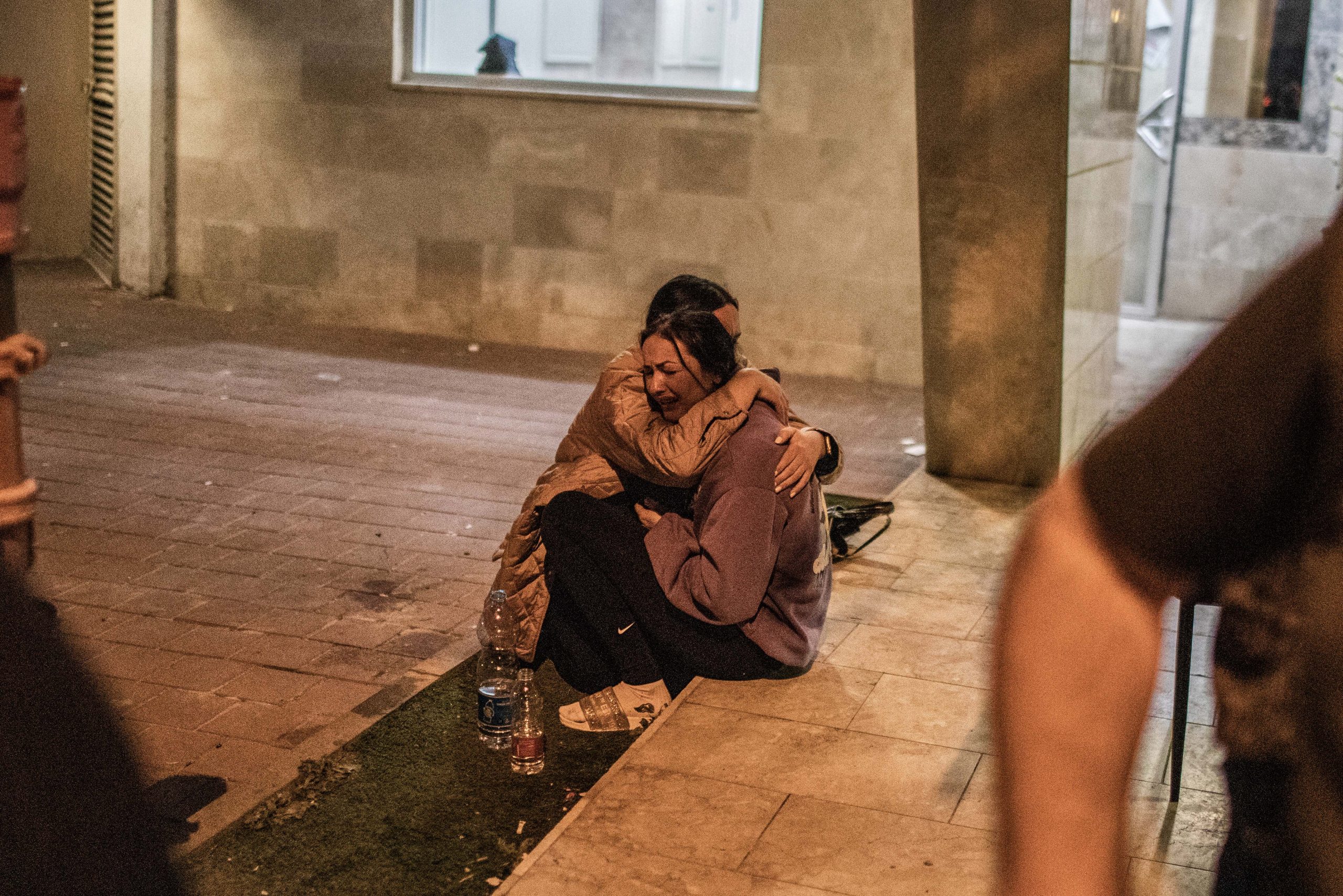 בכי ברחובות בני ברק לאחר מתקפת הטרור בעיר |