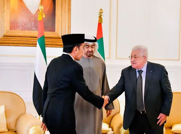 Mahmoud Abbas on a condolence visit to the United Arab Emirates, May 2022 |