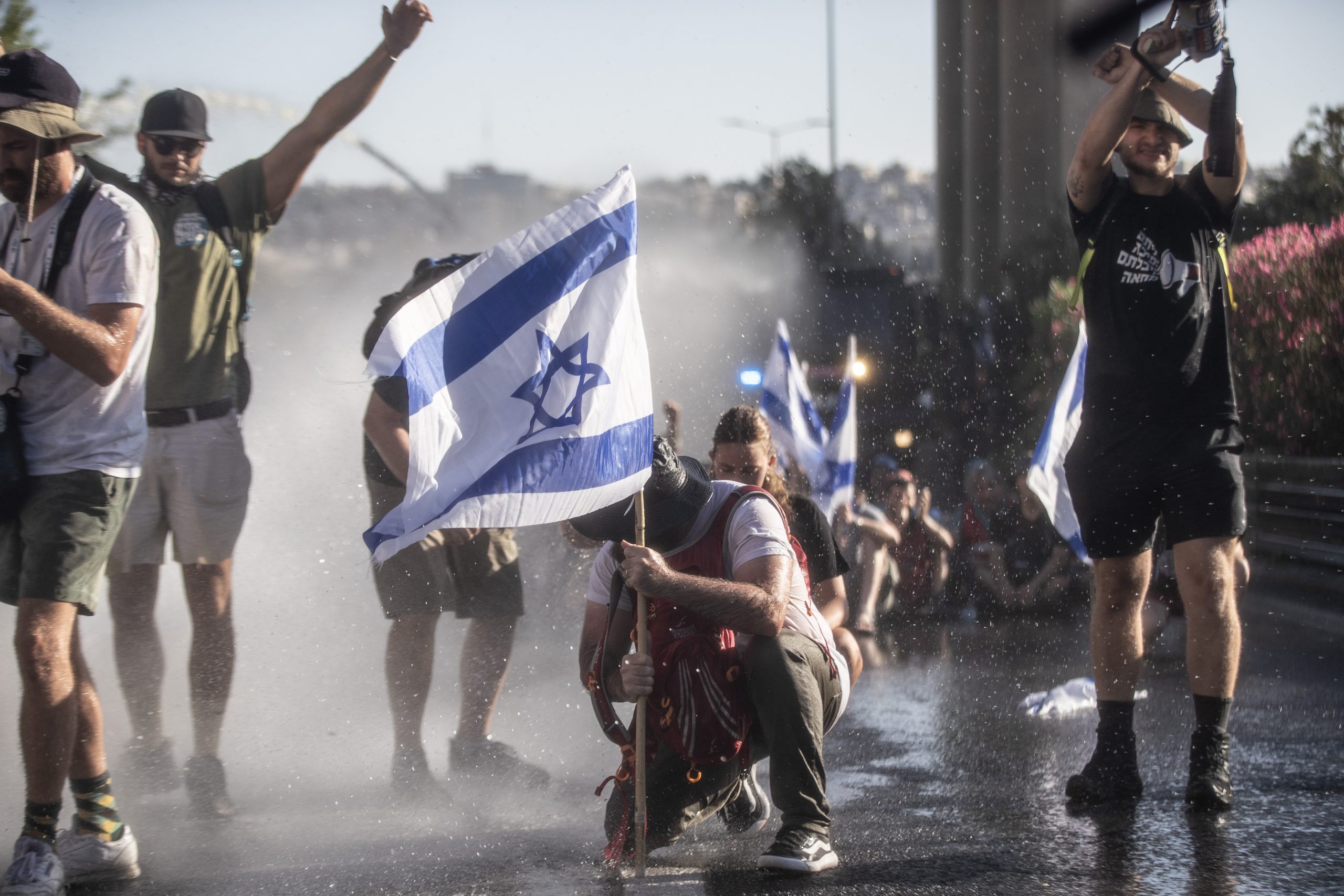 ''הסיסמא 'ביחד ננצח' עלולה להימצא חלולה מול תרחיש של קיטוב עמוק נוסף בציבור''. הפגנות נגד המהפכה המשפטית, יולי 2023 |