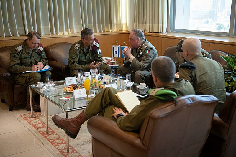 Former Chief of Staff Aviv Kochavi in a meeting with UNIFIL commander, General Stefano Del Col, for the first time since the beginning of his term, 2019 |