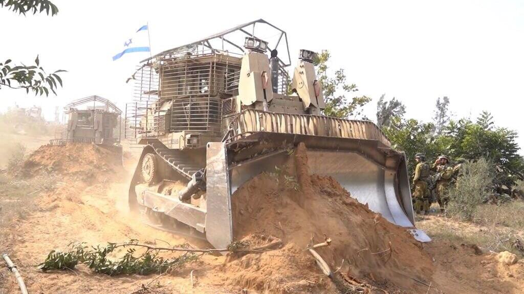 דחפורי D9 משוריינים פורצים ציר ברצועת עזה, 31 באוקטובר 2023 |