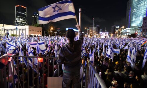 Thousands of Israeli protesters rally against Israeli Goverment's judicial overhaul bills in the coastal city of Tel Aviv on March 18, 2023. Protesters confronted with Police and blocked Ayalon highway.  (Photo by Gili Yaari/NurPhoto) NO USE FRANCE