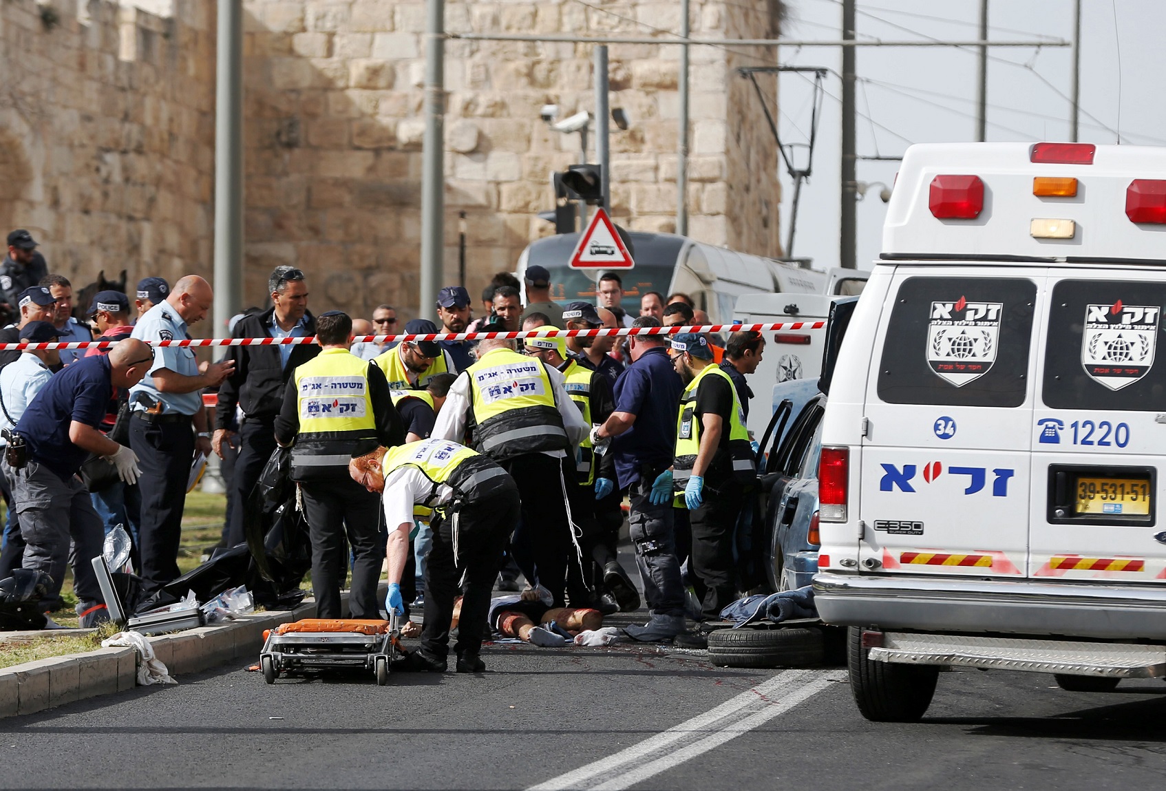 Israeli emergency personnel and security forces at the scene of a shooting attack outside the Old City of Jerusalem, March 9, 2016. Photo: Ahmad Gharabli / AFP