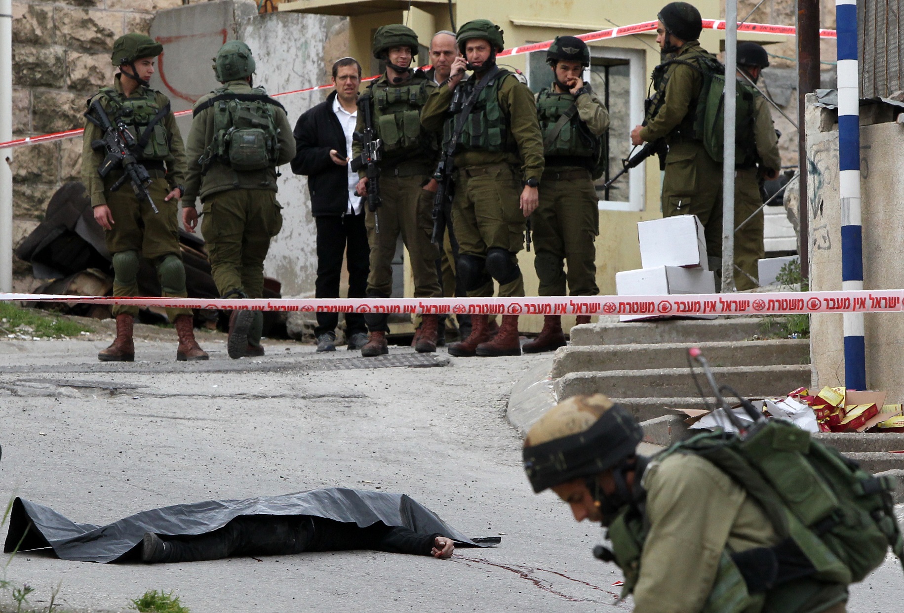 Soldiers in Tel Rumeida, Hebron, following a stabbing attack, March 24, 2016. Photo: Hazem Bader / AFP