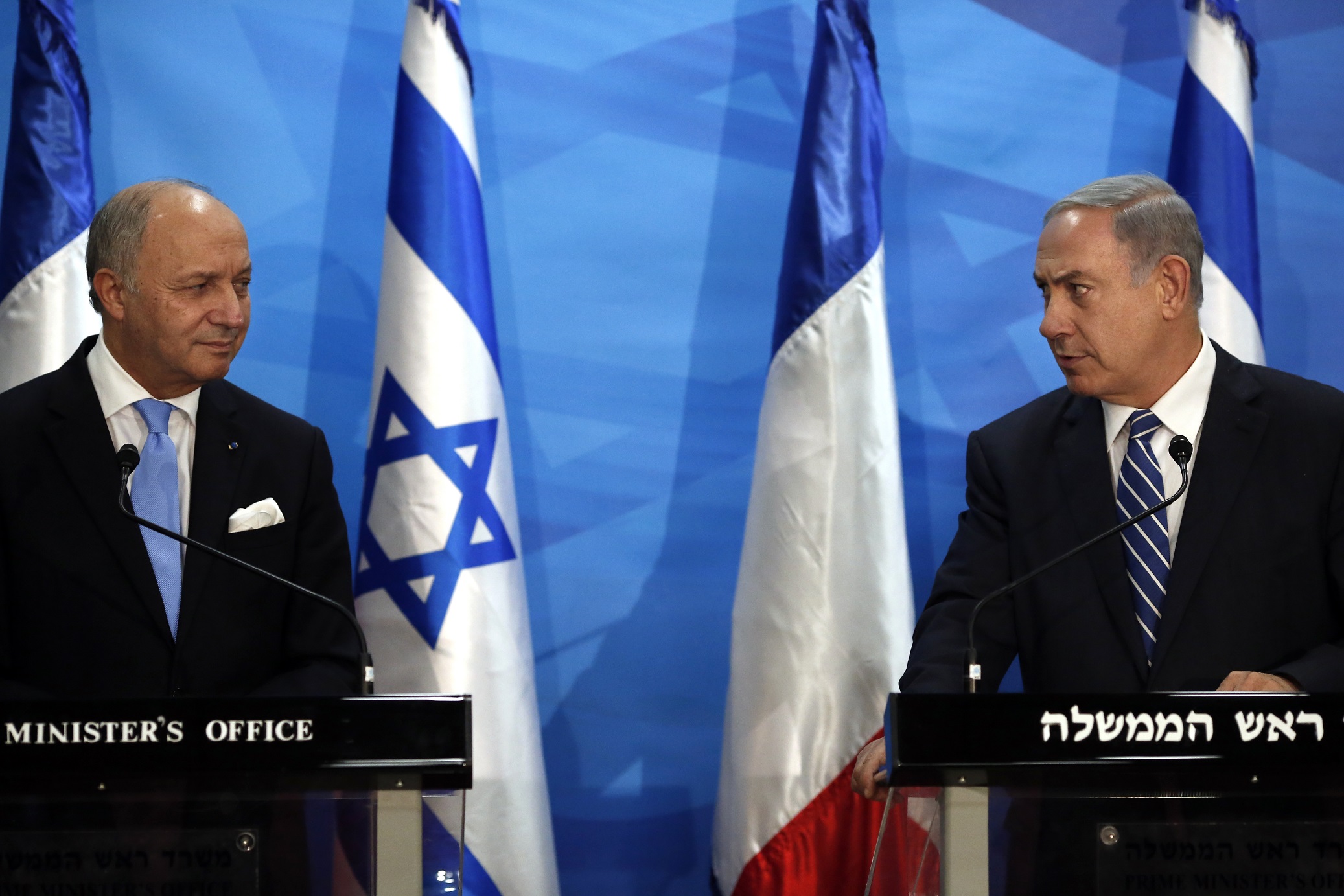 Then French Foreign Minister Laurent Fabius (l) and Israeli Prime Minister Benjamin Netanyahu at the Prime Minister's office in Jerusalem, June 21, 2015. Photo: Thomas Coex / Pool / AFP