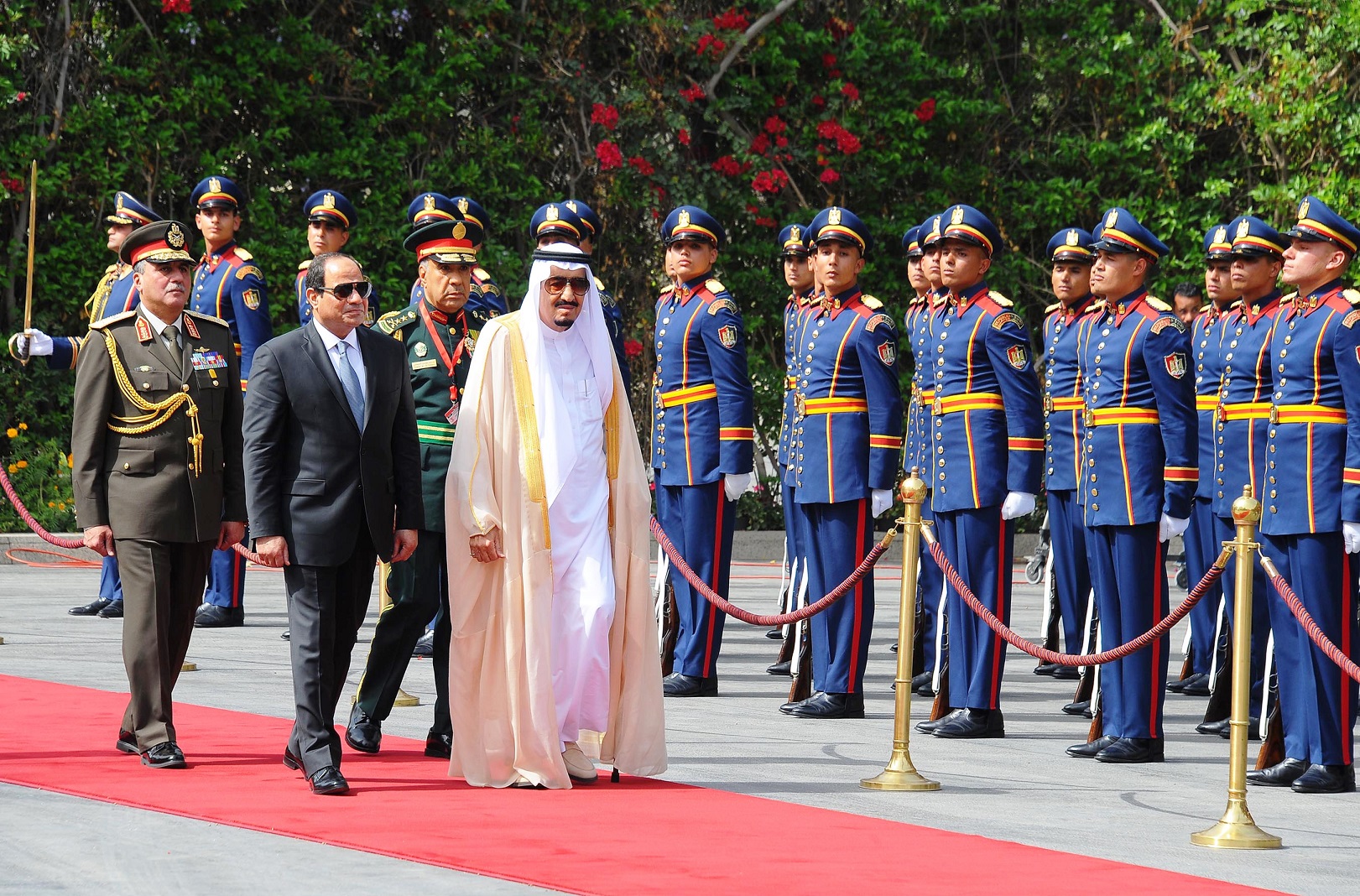 Egyptian President Abdel Fattah el-Sisi and Saudi King Salman bin Abdulaziz review troops before a meeting in Cairo, April 7, 2016. Photo: Stringer/Egyptian Presidency / AFP