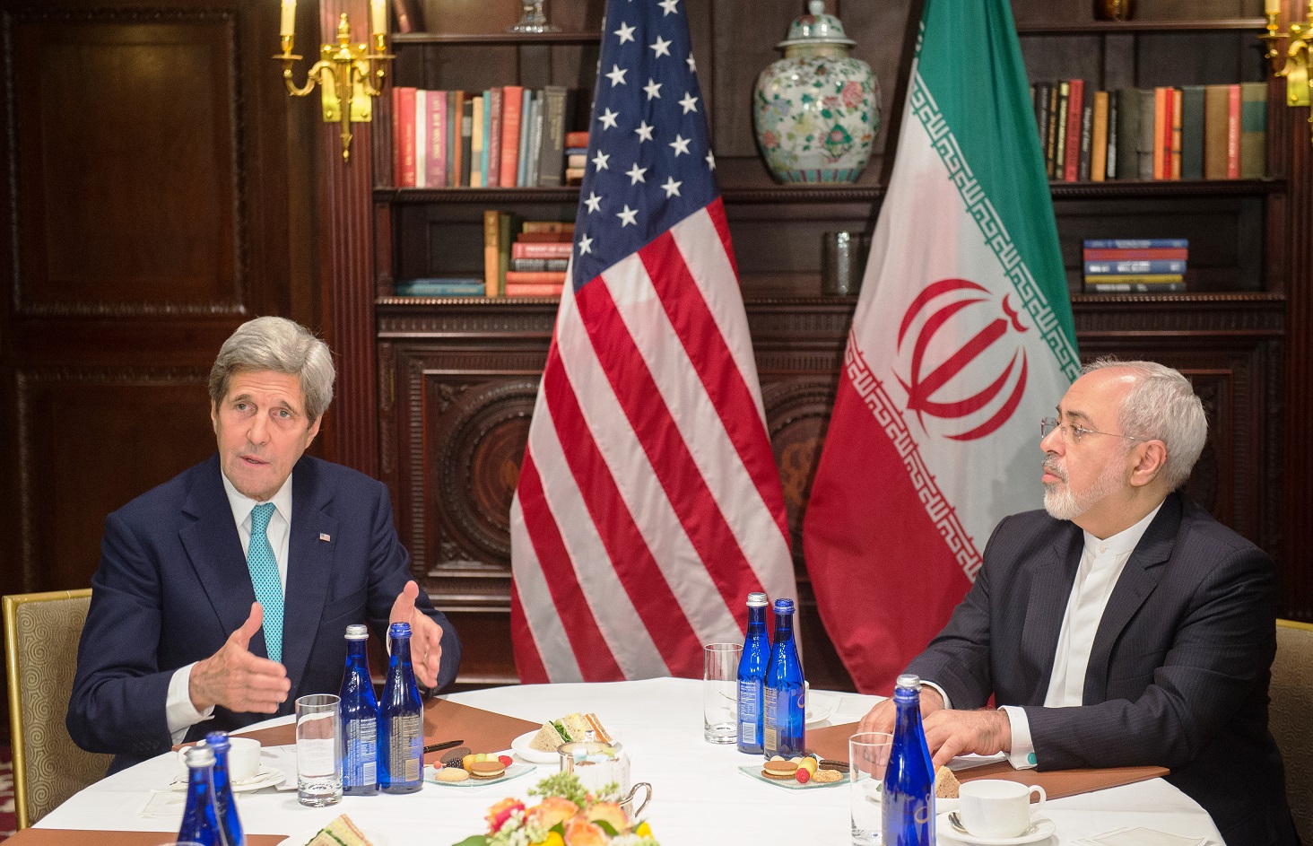 US Secretary of State John Kerry (l) and Iranian Foreign Minister Mohammad Javad Zarif, New York, April 22, 2016. Photo: Bryan R. Smith / AFP