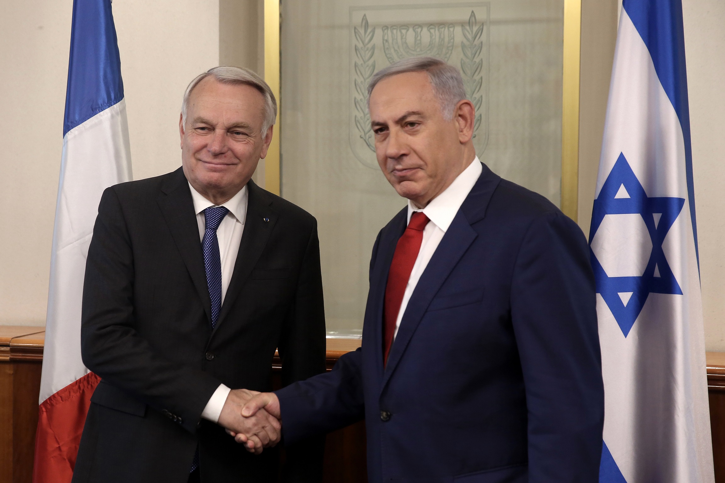 French Foreign Minister Jean-Marc Ayrault (l) and Prime Minister Benjamin Netanyahu, in Jerusalem, May 15, 2016. Photo: Menahem Kahana / AFP