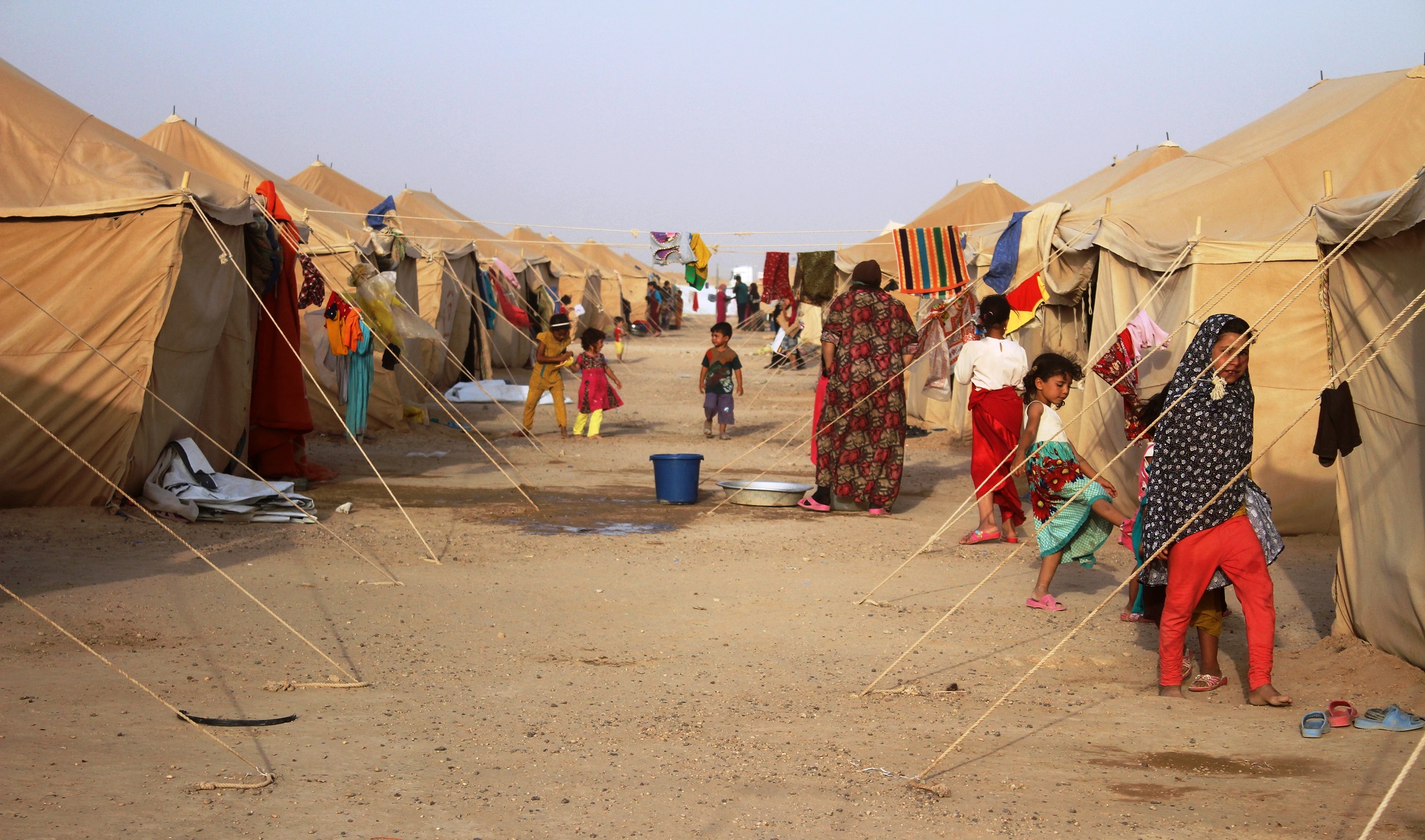 Displaced Iraqis from Fallujah at a camp in Amiriyiah al-Fallujah, some 30 km south of the city, June 20, 2016. Photo: Moadh al-Dulami / AFP