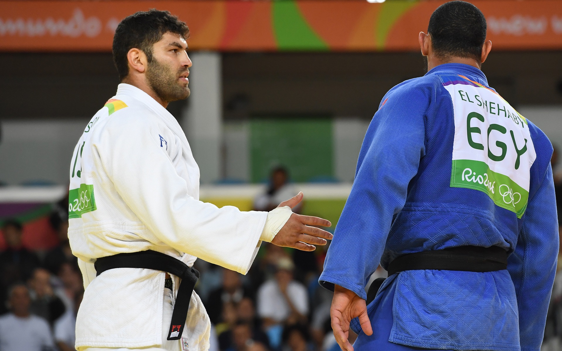 Israel's Ori Sasson (l) with Egypt's Islam el-Shehaby following their judo match at the Olympic Games, Rio de Janeiro, August 12, 2016. Photo: Toshifumi Kitamura / AFP