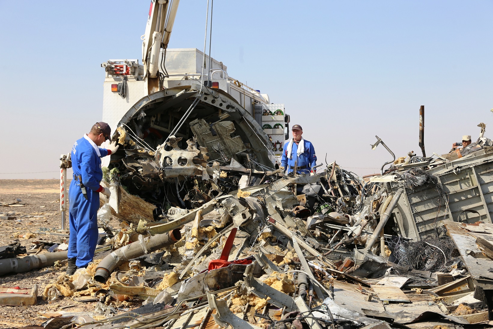 Russian emergency services personnel at the crash site of a Russian airliner in the Sinai Peninsula, November 2, 2015. Photo: Russia’s Emergency Ministry / AFP
