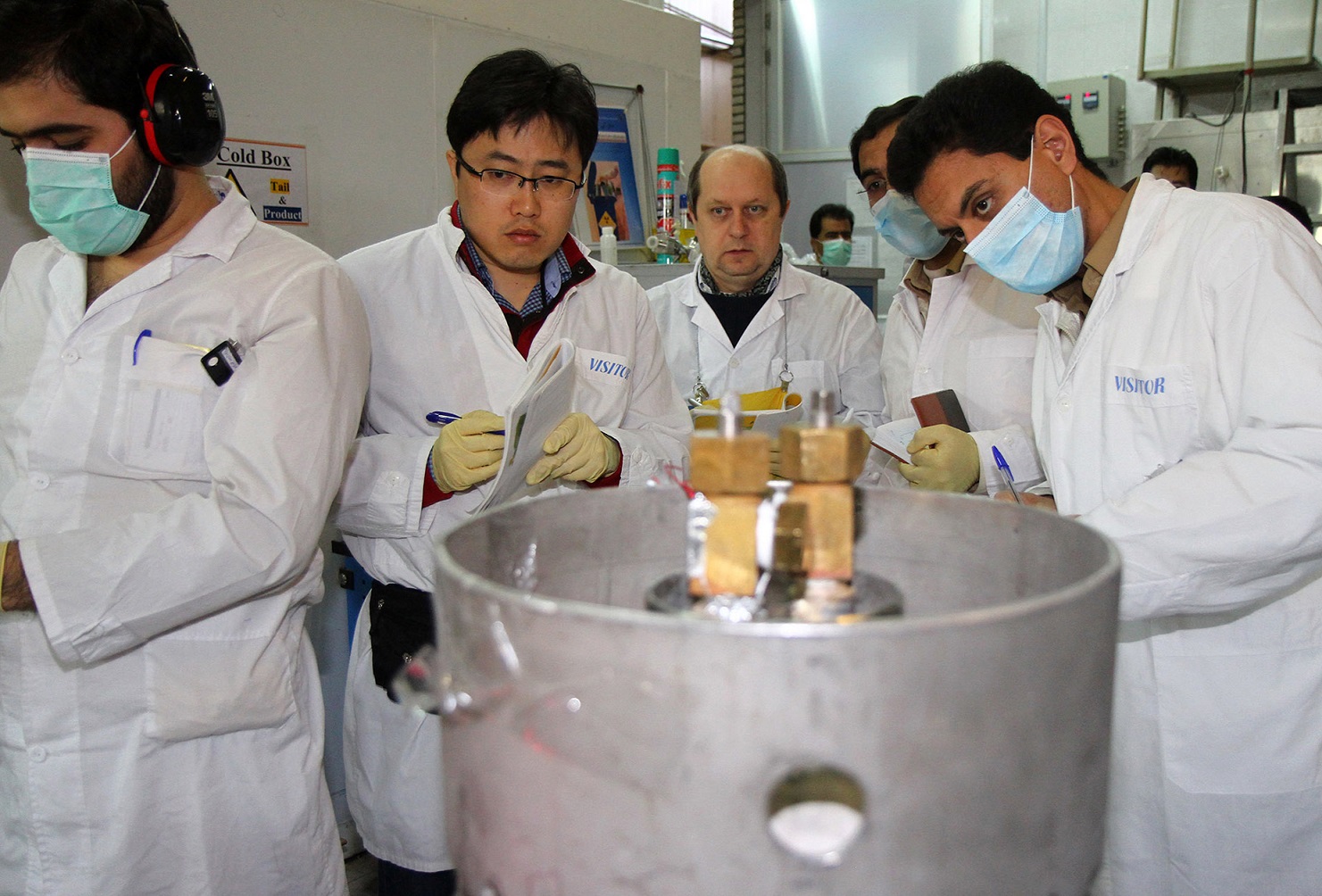 IAEA inspectors and Iranian technicians at Natanz, January 2014. Photo: Kazem Ghane / AFP