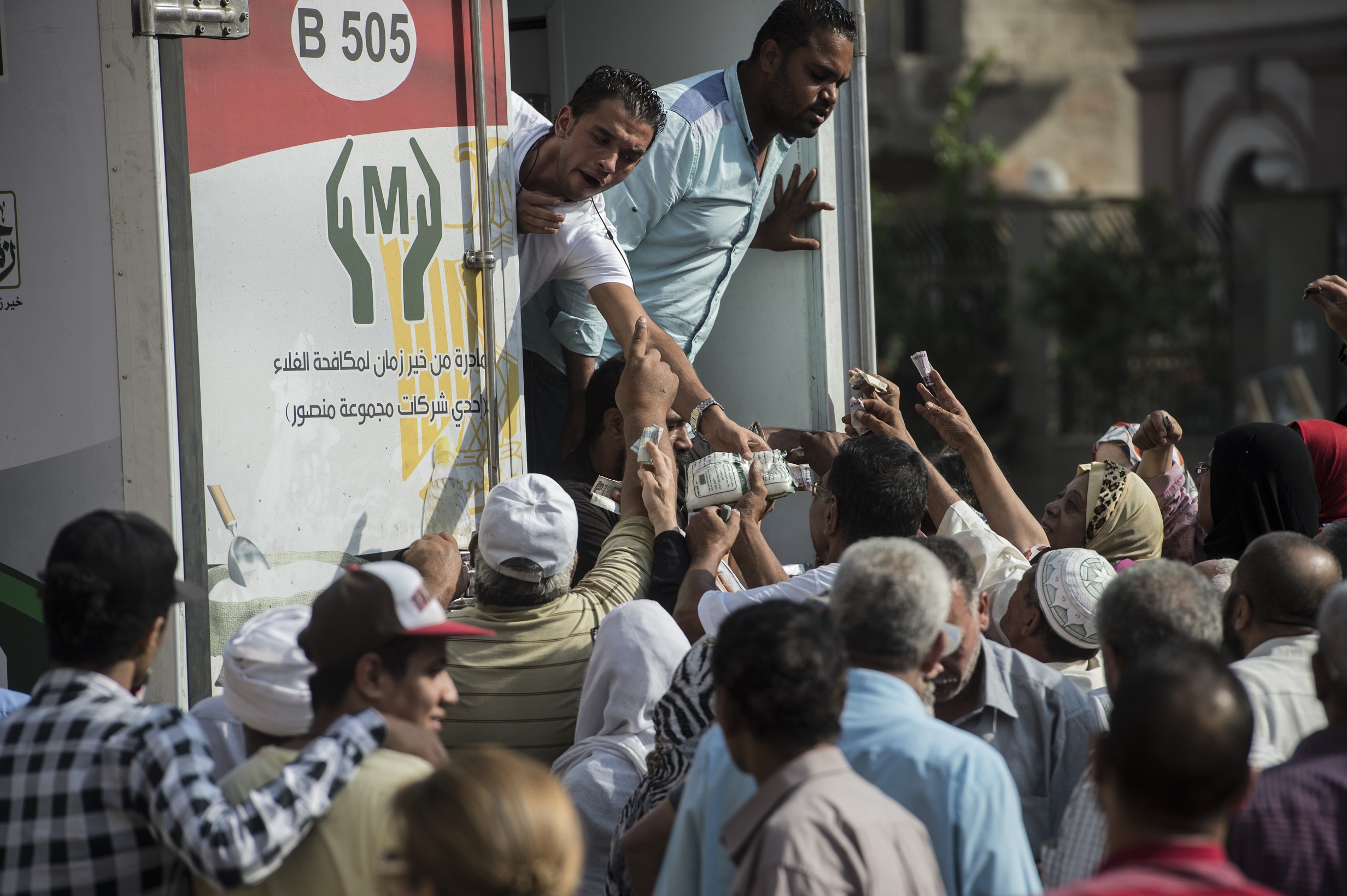 With a shortage of sugar in Egypt, Egyptians buy sugar from a truck in Cairo, October 26, 2016. Photo: Khaled Desouki / AFP