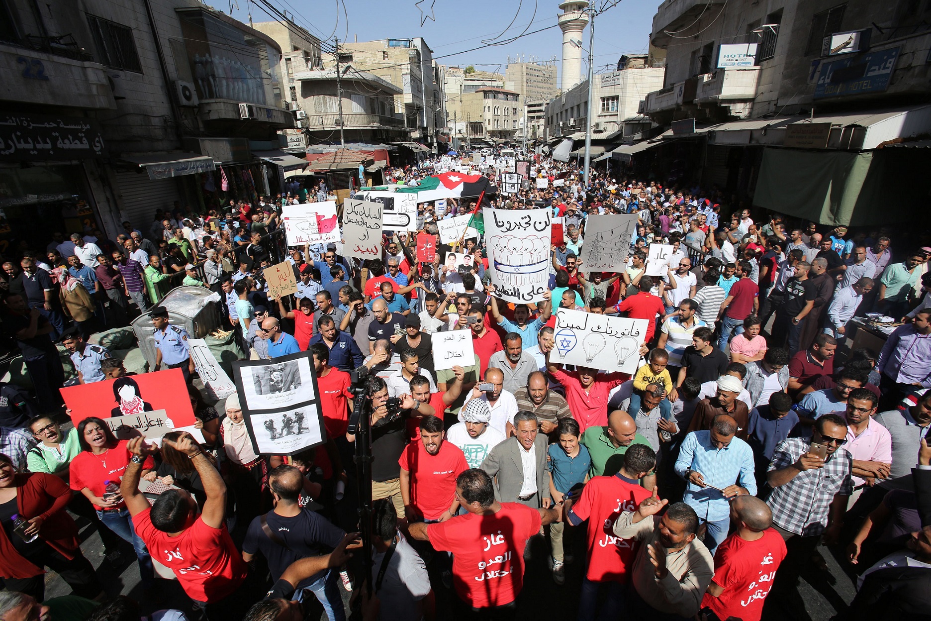 Jordanians protesting in Amman against a deal signed with Noble Energy to import natural gas from Israel, October 14, 2016. Photo: Khalil Mazraawi / AFP