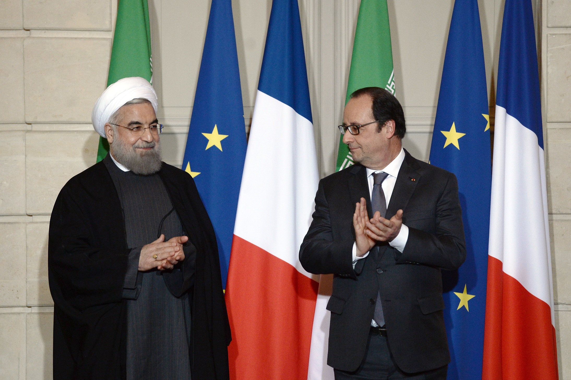 Iranian President Hassan Rouhani (l) and French President Francois Hollande during a contracts and economic agreements signing ceremony in Paris, January 28, 2016. Photo: Stephane de Sakutin / AFP