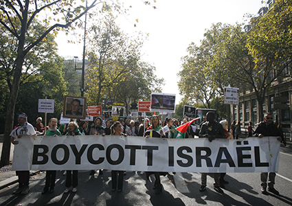People take part in a pro-Palestinian demonstration on October 10, 2015 in Paris, calling for a boycott of Israel and for the recognition of the State of Palestine. Since October 1, 2015 and the murder of two West Bank settlers, clashes in Israel have left at least four Israelis and 17 Palestinians dead. AFP PHOTO / MATTHIEU ALEXANDRE / AFP PHOTO / MATTHIEU ALEXANDRE