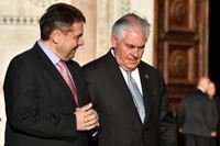 German Foreign Minister Sigmar Gabriel (l) and US Secretary of State Rex Tillerson, Tuscany, April 10, 2017. Photo: Vincenzo Pinto / AFP