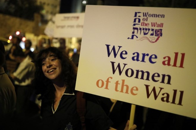 Israeli protesters gather outside Prime Minister Benjamin Netanyahu's residence in Jerusalem on July 1, 2017, to demonstrate against a government decision to abandon a deal to allow women and men to pray together at the Western Wall.