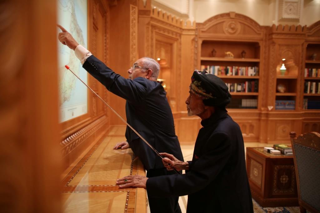 Israeli Prime Minister Benjamin Netanyahu looks at maps with Sultan Qaboos bin Said in this undated handout provided by the Israel Prime Minister Office, in Oman. 26 October 2018.