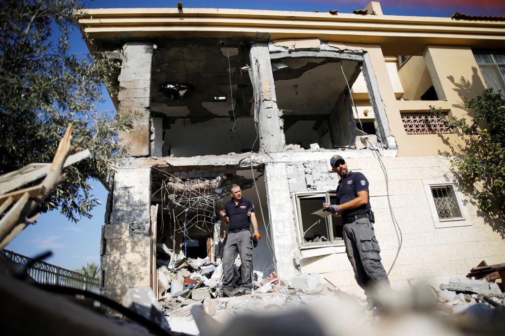 Israeli sappers work on a house that was hit by a rocket fired from the Gaza Strip, in Beersheba, southern Israel. October 17, 2018.