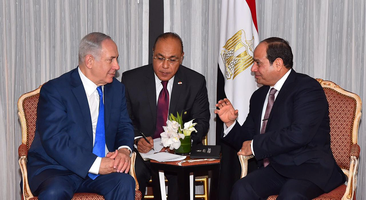 Egyptian President Abdel Fattah al-Sisi (R) speaks with Israeli Prime Minister Benjamin Netanyahu (L) during their meeting as part of an effort to revive the Middle East peace process ahead of the United Nations General Assembly in New York